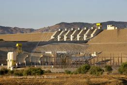 Image du Maroc Professionnelle de  Barrage Al Wahda deuxième plus grand barrage d'Afrique après Le haut barrage d'Assouan d'Egypte, but de l'ouvrage production d'électricité, irrigation et protection contre les crues, Jeudi 8 septembre 2005. (Photo / Abdeljalil Bounhar) 